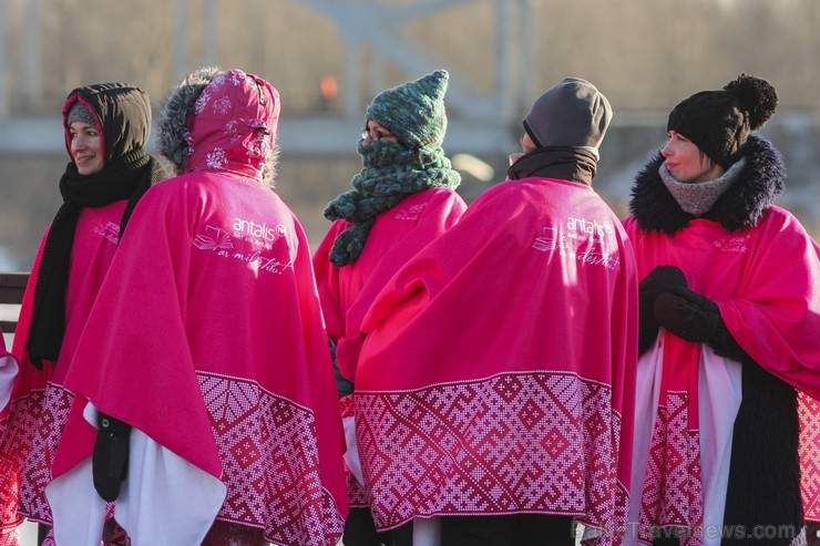 Akcija «Gaismas ceļā - Grāmatu draugu ķēde» priecīgi norit lielā aukstumā 2. daļa 112720