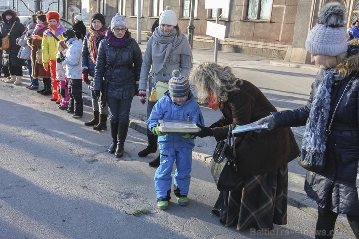 Akcija «Gaismas ceļā - Grāmatu draugu ķēde» priecīgi norit lielā aukstumā 2. daļa 112730