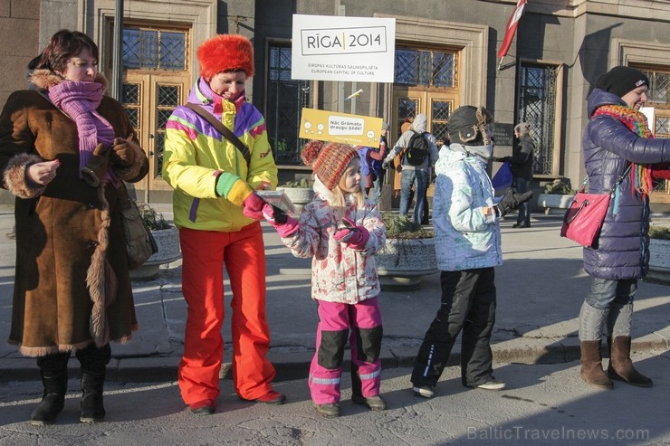 Akcija «Gaismas ceļā - Grāmatu draugu ķēde» priecīgi norit lielā aukstumā 2. daļa 112732