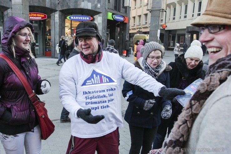 Akcija «Gaismas ceļā - Grāmatu draugu ķēde» priecīgi norit lielā aukstumā 2. daļa 112740