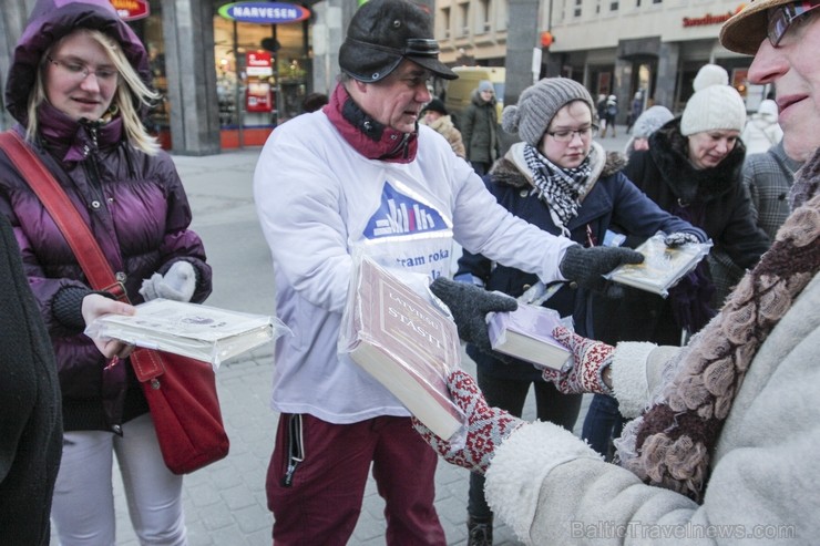 Akcija «Gaismas ceļā - Grāmatu draugu ķēde» priecīgi norit lielā aukstumā 2. daļa 112741