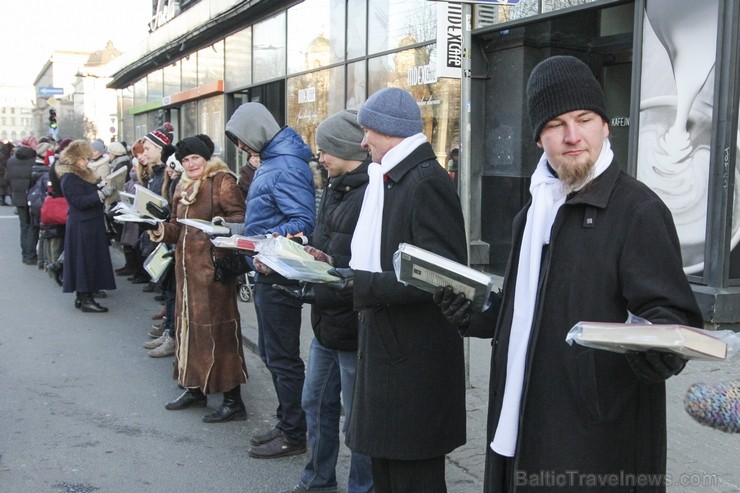 Akcija «Gaismas ceļā - Grāmatu draugu ķēde» priecīgi norit lielā aukstumā 2. daļa 112744