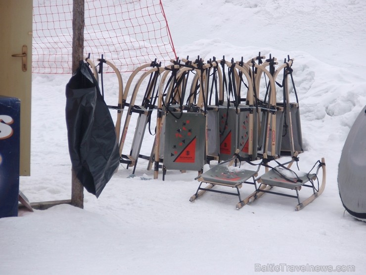 Atrakciju parks atrodas Kronplacas slēpošanas kūrortā (Itālijas Dolomītu Alpi). Tas piedāvā slēpošanas skolu bērniem, kā arī ragavas un piepūšamās kam 113162