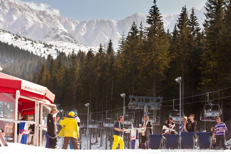 Jasna atrodas netālu no Popradas, Zemo Tatru centrā. Kūrorta augstākā virsotne ir Chopok kalns (2024m). 113176