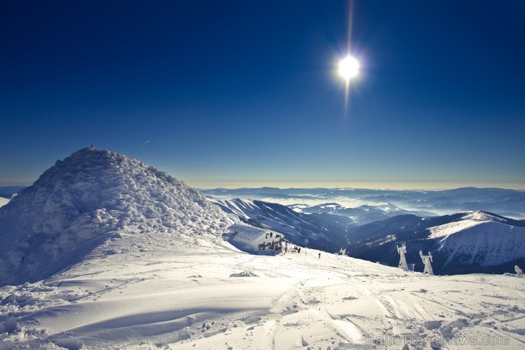 Jasna atrodas netālu no Popradas, Zemo Tatru centrā. Kūrorta augstākā virsotne ir Chopok kalns (2024m). 113182