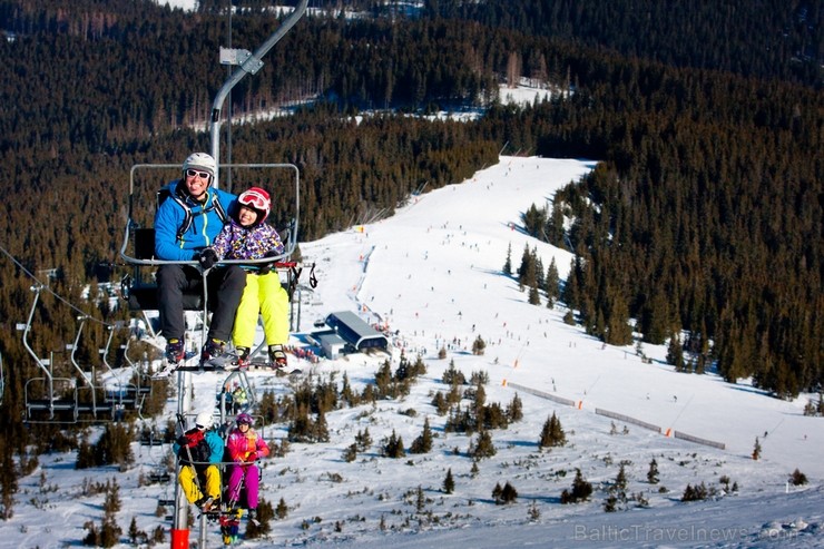 Jasna atrodas netālu no Popradas, Zemo Tatru centrā. Kūrorta augstākā virsotne ir Chopok kalns (2024m). 113187