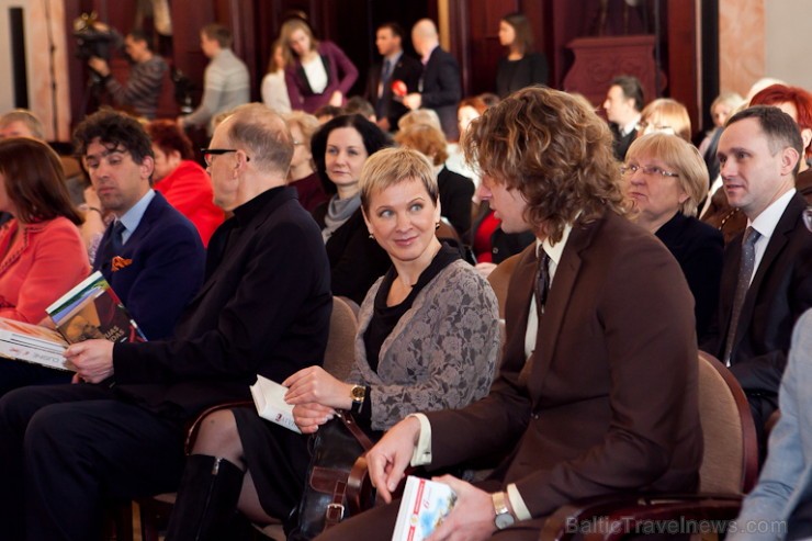 Atzīmējot pirms 79 gadiem iedibinātu tradīciju,Melngalvju namā uz svinīgu pasākumu bija aicināti skolu vadītāji, Valsts un pašvaldību amatpersonas, kā 113754