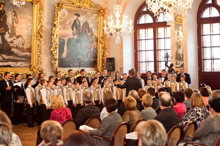 Atzīmējot pirms 79 gadiem iedibinātu tradīciju,Melngalvju namā uz svinīgu pasākumu bija aicināti skolu vadītāji, Valsts un pašvaldību amatpersonas, kā 113769