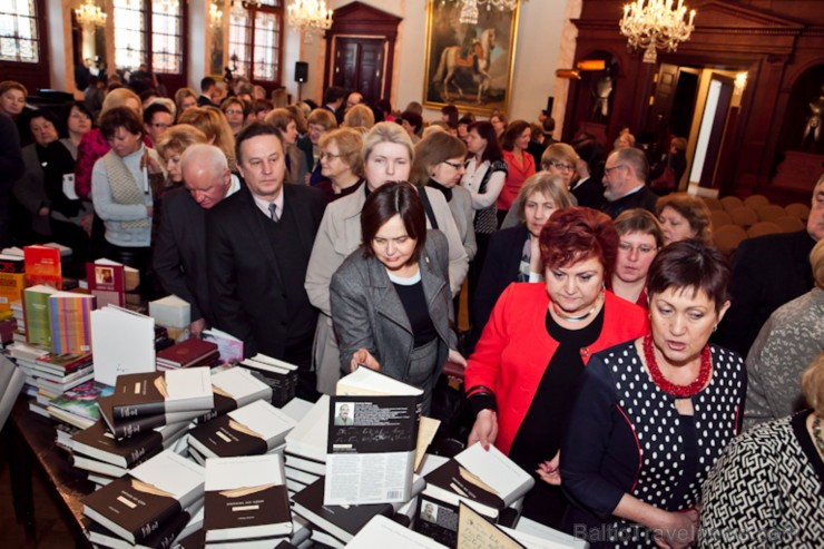 Atzīmējot pirms 79 gadiem iedibinātu tradīciju,Melngalvju namā uz svinīgu pasākumu bija aicināti skolu vadītāji, Valsts un pašvaldību amatpersonas, kā 113775