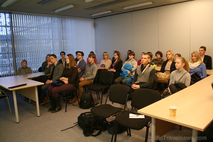 Aviokompānija airBaltic 12.02.2014 piedalījās Ēnu dienā un piedāvāja iespēju gandrīz 50 skolēniem ielūkoties tādu profesionāļu kā pilota, stjuarta, li 114680