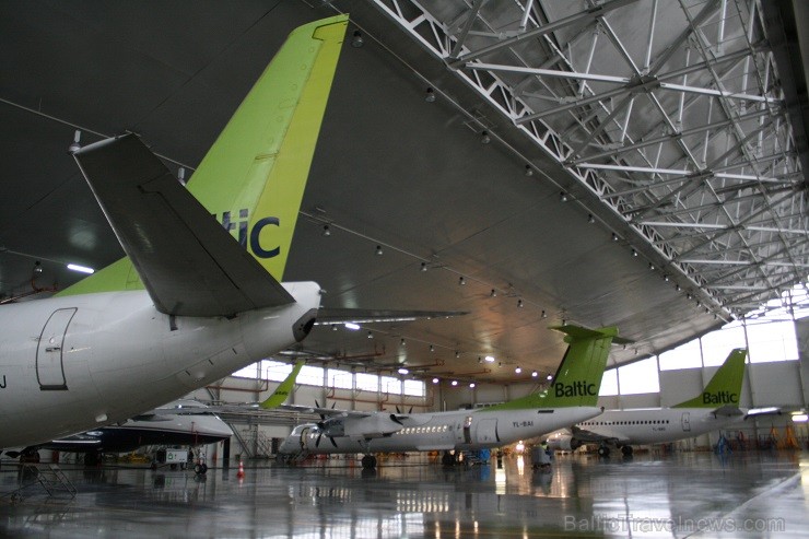 Aviokompānija airBaltic 12.02.2014 piedalījās Ēnu dienā un piedāvāja iespēju gandrīz 50 skolēniem ielūkoties tādu profesionāļu kā pilota, stjuarta, li 114682