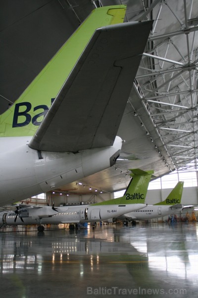 Aviokompānija airBaltic 12.02.2014 piedalījās Ēnu dienā un piedāvāja iespēju gandrīz 50 skolēniem ielūkoties tādu profesionāļu kā pilota, stjuarta, li 114683