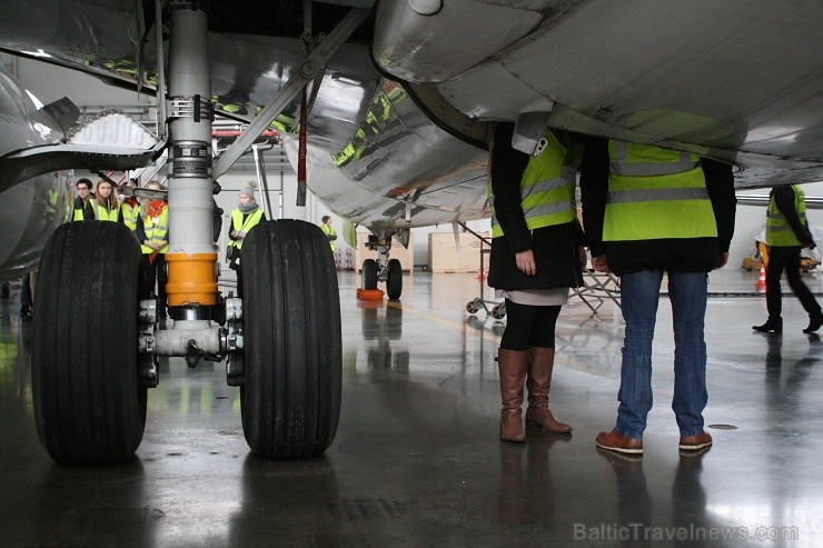 Aviokompānija airBaltic 12.02.2014 piedalījās Ēnu dienā un piedāvāja iespēju gandrīz 50 skolēniem ielūkoties tādu profesionāļu kā pilota, stjuarta, li 114686