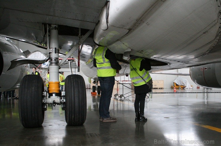 Aviokompānija airBaltic 12.02.2014 piedalījās Ēnu dienā un piedāvāja iespēju gandrīz 50 skolēniem ielūkoties tādu profesionāļu kā pilota, stjuarta, li 114688