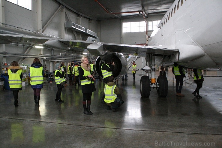 Aviokompānija airBaltic 12.02.2014 piedalījās Ēnu dienā un piedāvāja iespēju gandrīz 50 skolēniem ielūkoties tādu profesionāļu kā pilota, stjuarta, li 114689