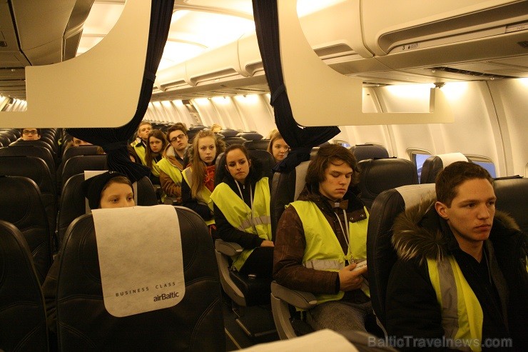 Aviokompānija airBaltic 12.02.2014 piedalījās Ēnu dienā un piedāvāja iespēju gandrīz 50 skolēniem ielūkoties tādu profesionāļu kā pilota, stjuarta, li 114700