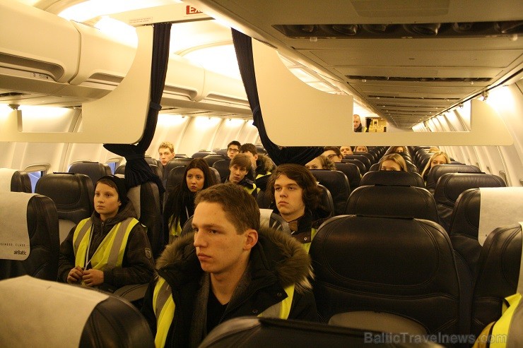 Aviokompānija airBaltic 12.02.2014 piedalījās Ēnu dienā un piedāvāja iespēju gandrīz 50 skolēniem ielūkoties tādu profesionāļu kā pilota, stjuarta, li 114701