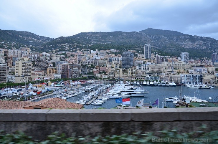 Monako iedalās 4 daļās: Monaco-Ville (vecpilsēta), La Condamine (zona ap ostu), Monte Carlo (galvenā dzīvojamā un atpūtas zona) un Fontveille - nesen  114777