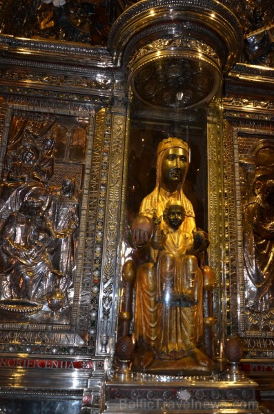 Statuja La Moreneta. Saskaņā ar leģendu, to esot veidojis Sv.Lūkass, un Sv.Pēteris to atvedis uz Kataloniju, 8.gs. mauru iebrukuma laikā statuja tikus 115123