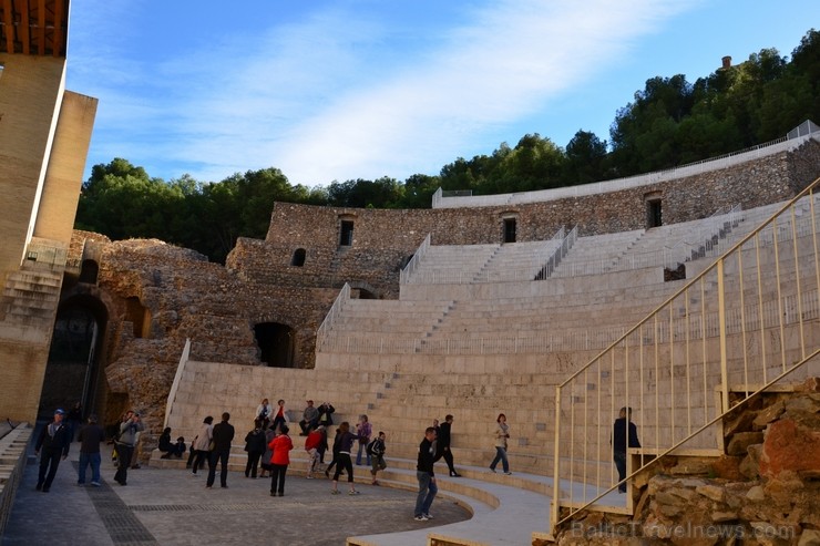 Romiešu teātris pa daļai resataurēts 20.gs. beigās, atrodas cietokšņa kalna pakājē. Tas bija pirmais nacionālais piemineklis, ko Spānija par tādu dekl 115141