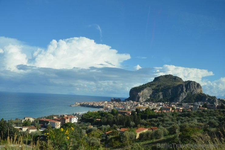 Populārā, vēsturiskā pilsēta Čefalu atrodas apmēram 70 kilometru attālumā uz austrumiem no Sicīlijas galvaspilsētas Palermo.
Pilsētas rota un tās sim 115189