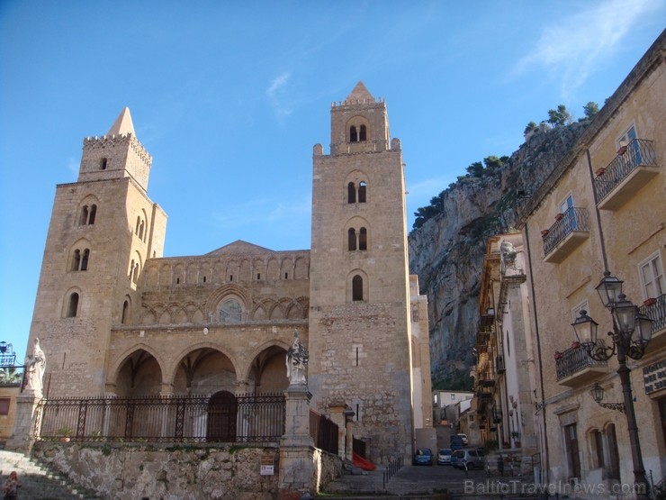 Populārākā un ievērojamākā pilsētas celtne ir Normāņu Katedrāle ar diviem torņiem. Ievērojams katedrāles iekšējais rotājums - mozaīkas, starp kurām iz 115194