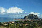Populārā, vēsturiskā pilsēta Čefalu atrodas apmēram 70 kilometru attālumā uz austrumiem no Sicīlijas galvaspilsētas Palermo.
Pilsētas rota un tās sim 22
