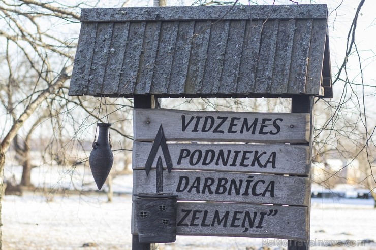 Arņa Preisa vecajā guļbūves klētī iespējams vērot māla trauku tapšanu 115244