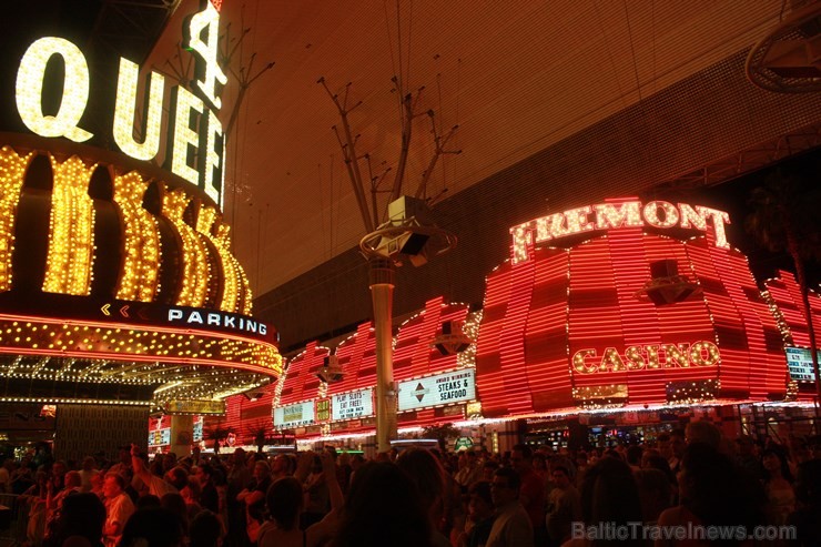 Fremont street vislabāk raksturo ielu mākslinieki, mūziķi, neona gaismas, grandiozi šovi 115472