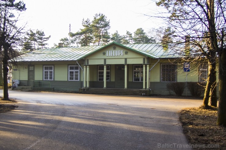 1913.gadā uzcēla Lielupes dzelzceļa stacijas ēku. Līdz 1932.gadam to sauca par Buļļiem, kā visu rajonu. Tā ir saglabājusies kā viena no vecākajām Jūrm 115736