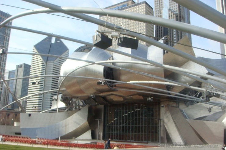 Parkā atrodas arī brīvdabas arēna - Jay Pritzker Pavilion 115945