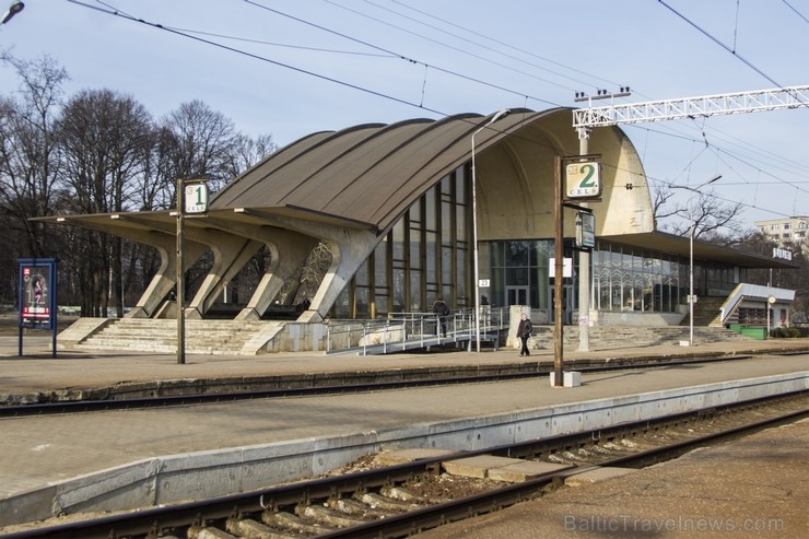 Tagadējā ēstacijas ēkaka uzbūvēta 1977. gadā. Ēka projektēta Ļeņingradas dzelzceļu projektēšanas institūtā, tās arhitekts Igors Javeins. Ēkas forma as 117258