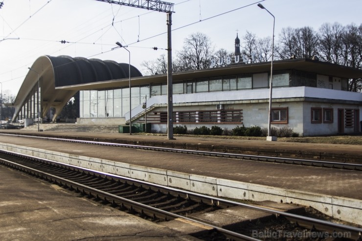 Tagadējā ēstacijas ēkaka uzbūvēta 1977. gadā. Ēka projektēta Ļeņingradas dzelzceļu projektēšanas institūtā, tās arhitekts Igors Javeins. Ēkas forma as 117263