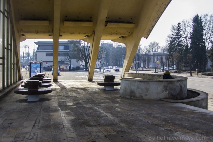 Tagadējā ēstacijas ēkaka uzbūvēta 1977. gadā. Ēka projektēta Ļeņingradas dzelzceļu projektēšanas institūtā, tās arhitekts Igors Javeins. Ēkas forma as 117265