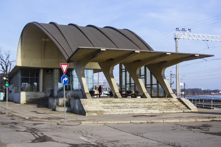 Tagadējā ēstacijas ēkaka uzbūvēta 1977. gadā. Ēka projektēta Ļeņingradas dzelzceļu projektēšanas institūtā, tās arhitekts Igors Javeins. Ēkas forma as 117270