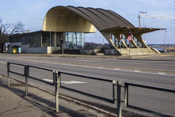 Tagadējā ēstacijas ēkaka uzbūvēta 1977. gadā. Ēka projektēta Ļeņingradas dzelzceļu projektēšanas institūtā, tās arhitekts Igors Javeins. Ēkas forma as 117271