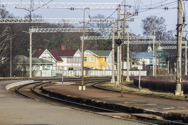 Tagadējā ēstacijas ēkaka uzbūvēta 1977. gadā. Ēka projektēta Ļeņingradas dzelzceļu projektēšanas institūtā, tās arhitekts Igors Javeins. Ēkas forma as 117272