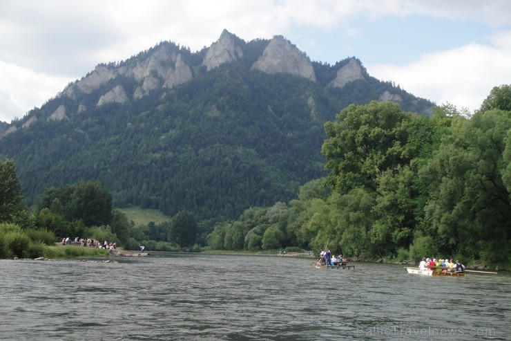 Ar plostiem pa upi - Pijenini nacionālais parks, Červený Kláštor. Aizraujošs brauciens ar plostiem pa Polijas - Slovākijas robežupi Dunajec, jautru, n 117724