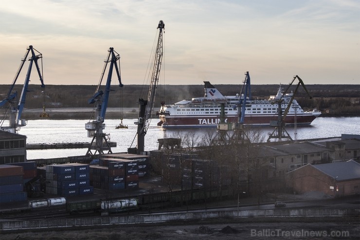 Restorāns atrodas viesnīcas Karavella 12.stāvā, no kura ir redzama gan Daugava un osta, gan Vecrīga 118024