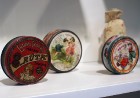 Muzejā aplūkojami arī šokolādes fabrikas Rūta dažādie iepakojumi - kārbiņas un čaukstošie papīra iesaiņojumi 10
