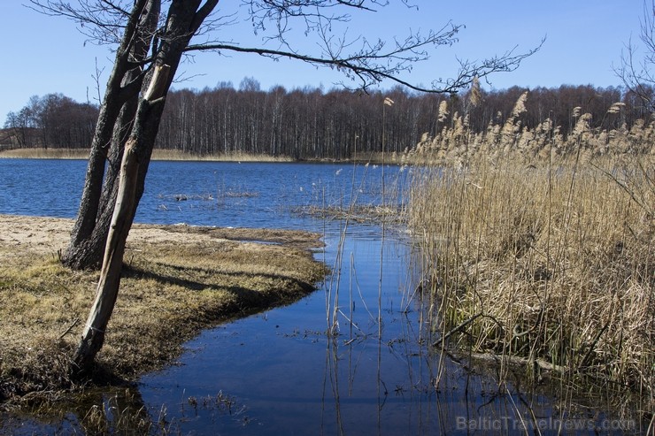 Šaurais, 4,3 km garais ezers senāk saukts par Svētezeru. Tas bijis pēdējais posms Svētupes–Limbažu ūdensceļā, ko izmantojušas liellaivas. Nostāsti vēs 118300