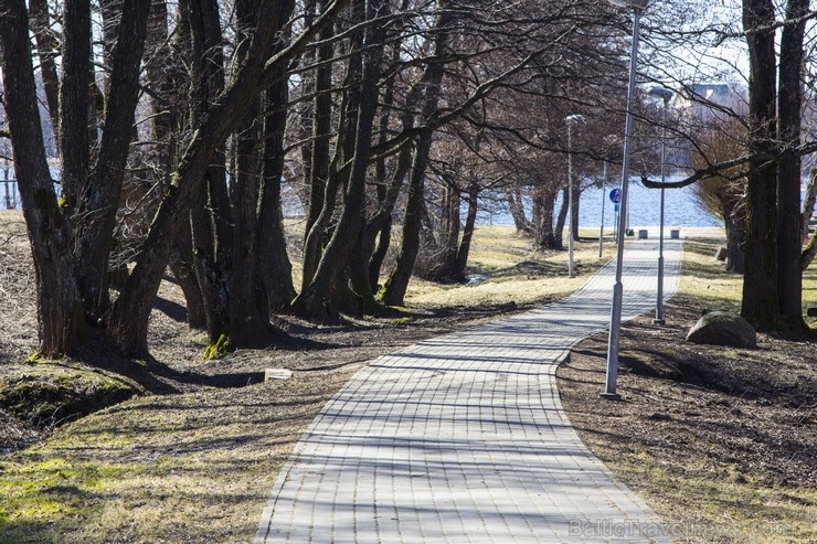 Ezera krastā atrodas airēšanas bāze, sporta un atpūtas komplekss, peldvieta, laivu noma, ūdensvelosipēdu noma, laukums sporta spēlēm, bērnu rotaļu lau 118302