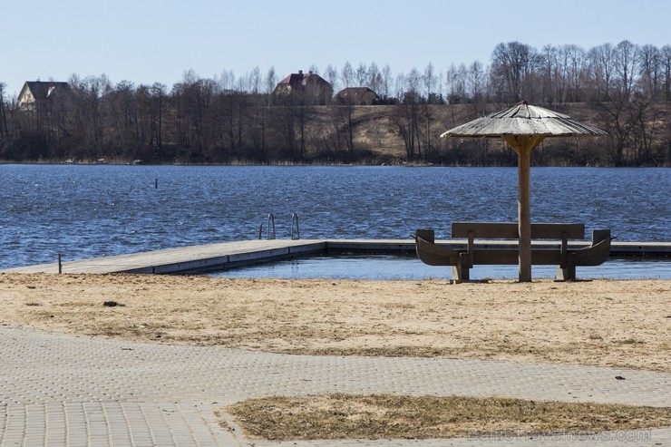 Ezera krastā atrodas airēšanas bāze, sporta un atpūtas komplekss, peldvieta, laivu noma, ūdensvelosipēdu noma, laukums sporta spēlēm, bērnu rotaļu lau 118303