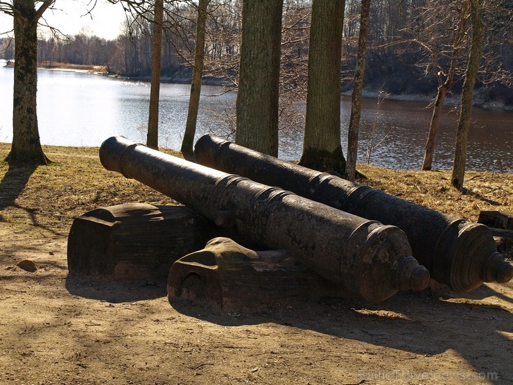 Parkā ir apskatāmi zviedru laiku riņķa krusti un čuguna lielgabali. 118402