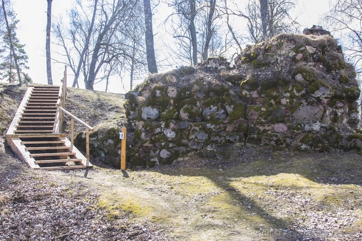 Viduslaikos Mākoņkalnā atradās Volkenbergas pils, kuras drupas vēl saglabājušās. Tas bija vissenākais krustnešu cietoksnis Lotigolas zemē, kuru Livoni 118487