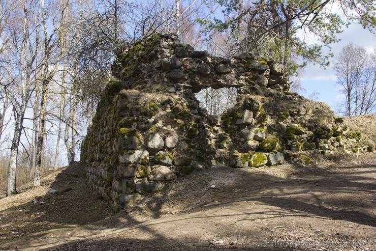 Viduslaikos Mākoņkalnā atradās Volkenbergas pils, kuras drupas vēl saglabājušās. Tas bija vissenākais krustnešu cietoksnis Lotigolas zemē, kuru Livoni 118490