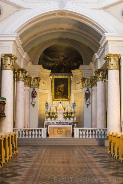 Baznīcā atrodas altāri Svētā Antona un Svētās Marijas godam, kā arī senas gleznas 119022