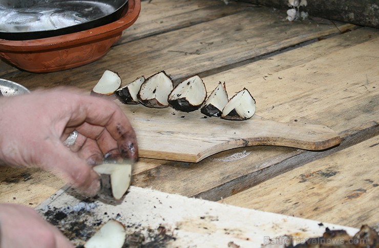 Ugunskurā tika ceptas arī bietes un melnie rutki, kas pēc tam sagriezti četrās daļās un ēsti karsti kopā ar sviestu. Garša - izcila! Noteikti vērts pa 119286