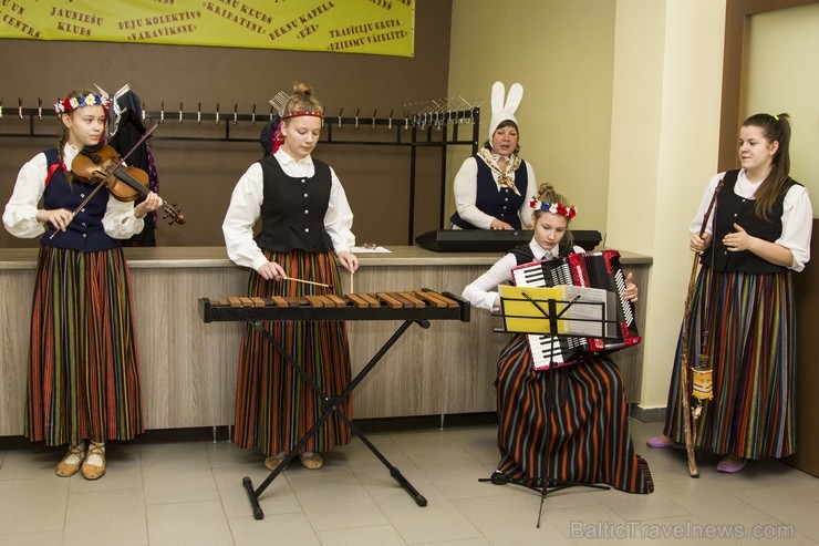 Limbažu bērnu un jauniešu centrā muzikāli sveicieni no dažādiem kolektīviem un radošā darbnīca, kur varēja pagatavot olu šūpulīšus, kā arī pušķot un k 119356