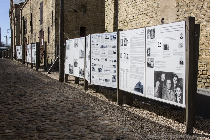 Fotoizstāde, kas veltīta antisemītisma propagandai, holokaustam Latvijā, pretošanās kustībai un ebreju glābējiem. 119436